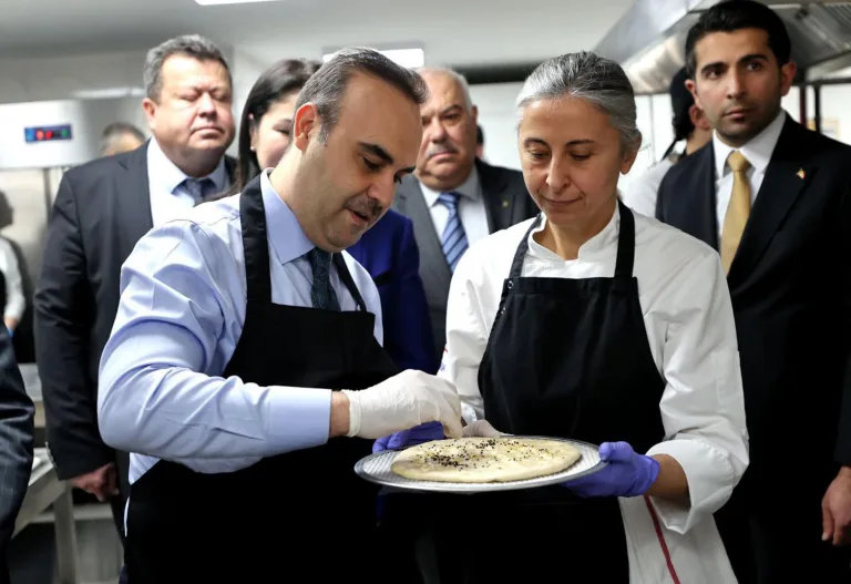 Bakan Kacır, ramazan pidesi yaptı