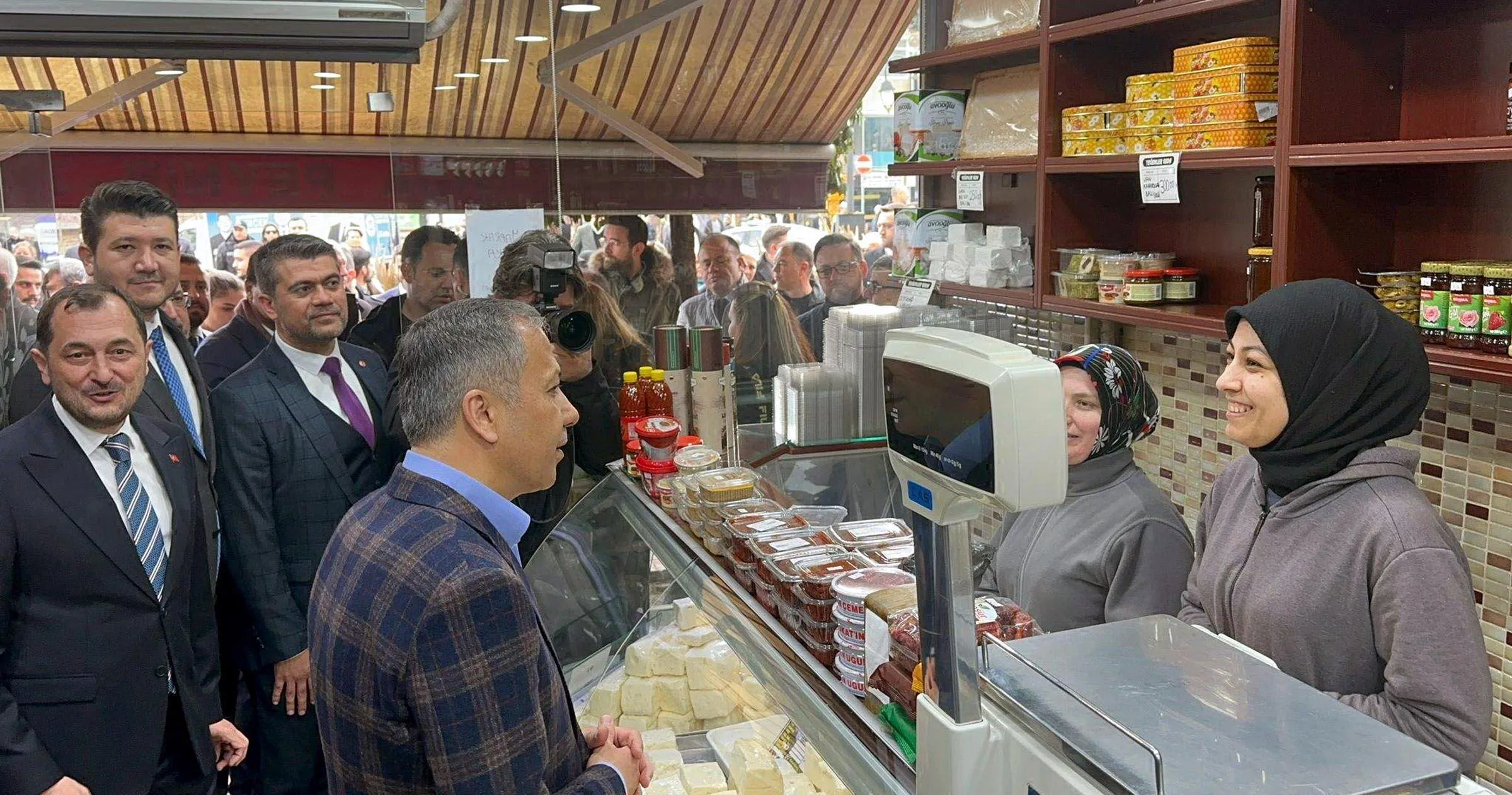 Bakan Yerlikaya’dan Tekirdağ’da Esnaf Ziyareti Bakan Yerlikaya’dan Tekirdağ’da Esnaf Ziyareti