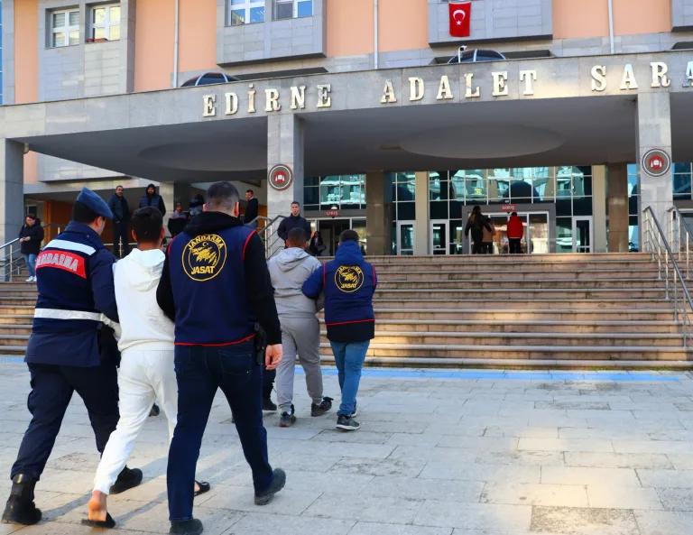 Biri 154, diğeri 20 suçtan aranan 2 şüpheli, Yunanistan’a kaçarken yakalandı