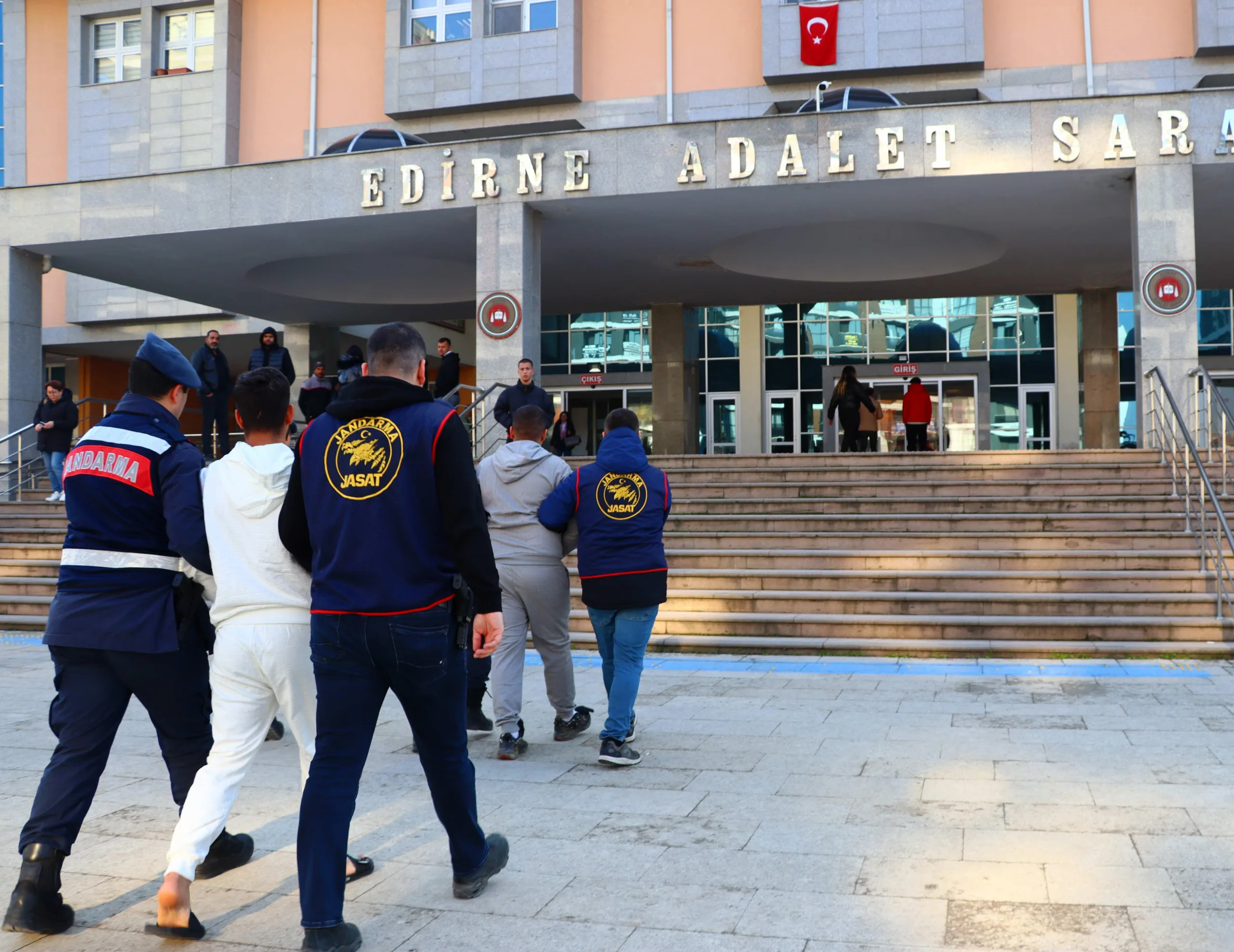Biri 154, diğeri 20 suçtan aranan 2 şüpheli, Yunanistan’a kaçarken yakalandı Biri 154, diğeri 20 suçtan aranan 2 şüpheli, Yunanistan’a kaçarken yakalandı