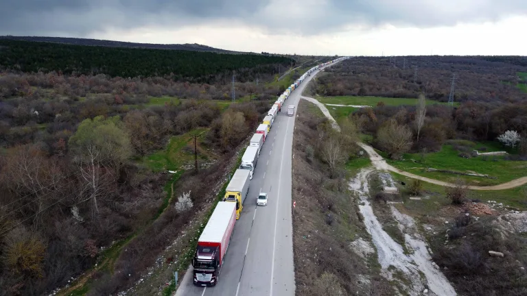 Bulgaristan, kontrolleri sıklaştırdı; Hamzabeyli’de 20 kilometre TIR kuyruğu oluştu