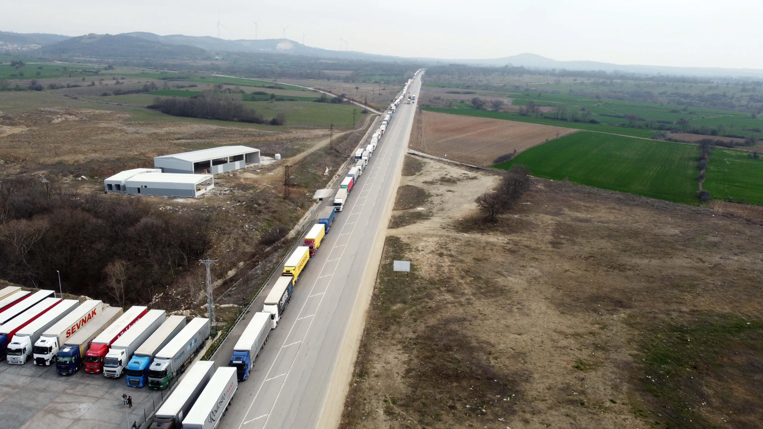 Bulgaristan, Schengen nedeniyle kontrolleri sıkılaştırdı; 10 kilometrelik TIR kuyruğu oluştu Bulgaristan, Schengen nedeniyle kontrolleri sıkılaştırdı; 10 kilometrelik TIR kuyruğu oluştu