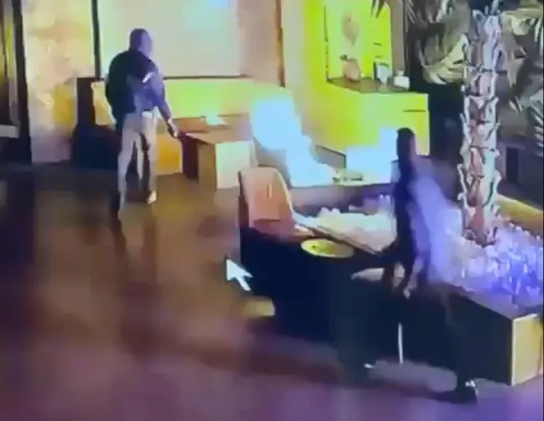 Çalışanlarıyla kavgalı oldukları komşu eğlence mekanını kundaklattılar