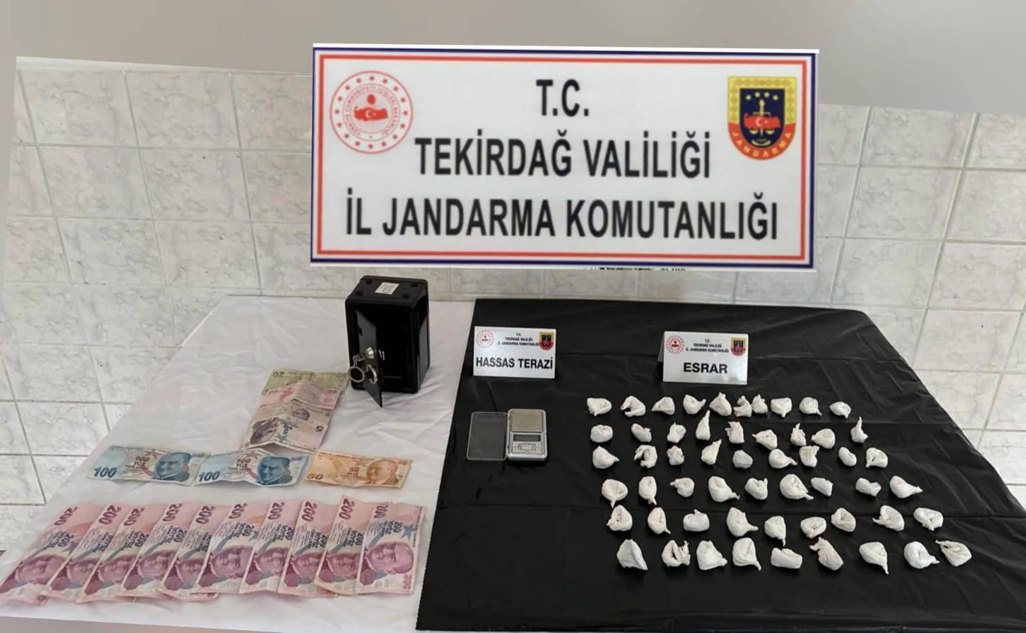Çelik kasa içinden uyuşturucu çıktı;1 gözaltı Çelik kasa içinden uyuşturucu çıktı;1 gözaltı