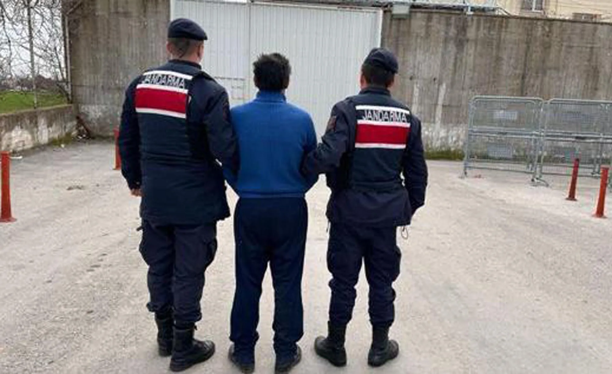 Cezaevi firarisi TEM’de yürürken yakalandı Cezaevi firarisi TEM’de yürürken yakalandı