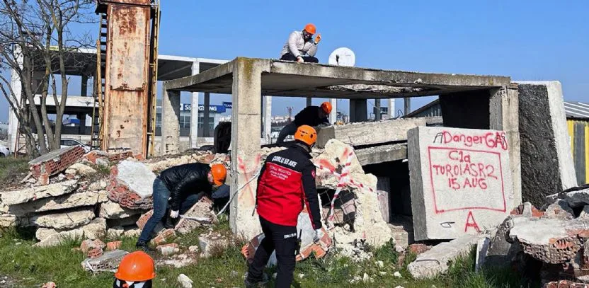 ÇORLU AKE´den Depremde Arama Kurtarma Eğitimi ÇORLU AKE´den Depremde Arama Kurtarma Eğitimi