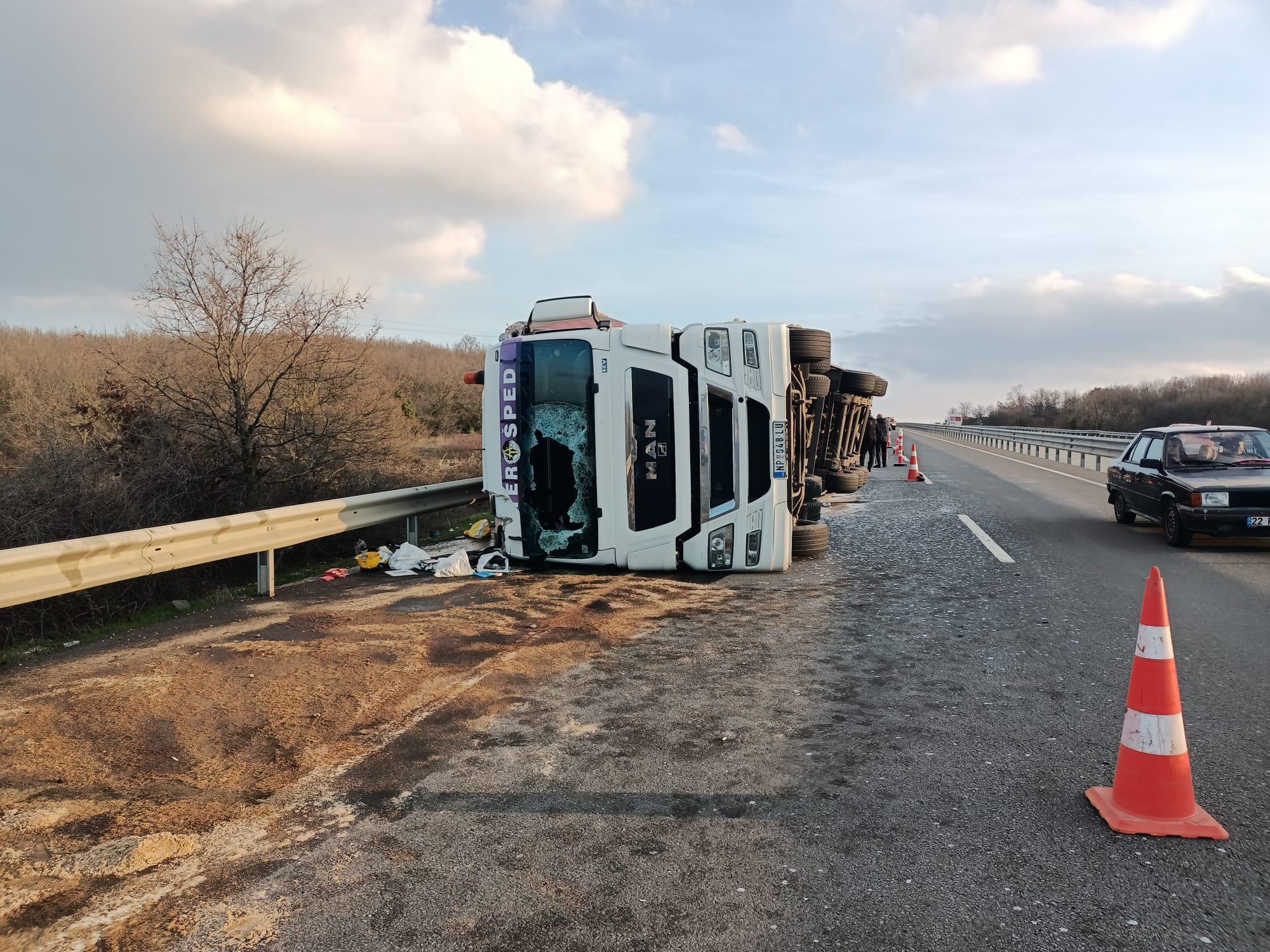 Deterjan yüklü TIR devrildi, sürücü kazayı yara almadan atlattı Deterjan yüklü TIR devrildi, sürücü kazayı yara almadan atlattı