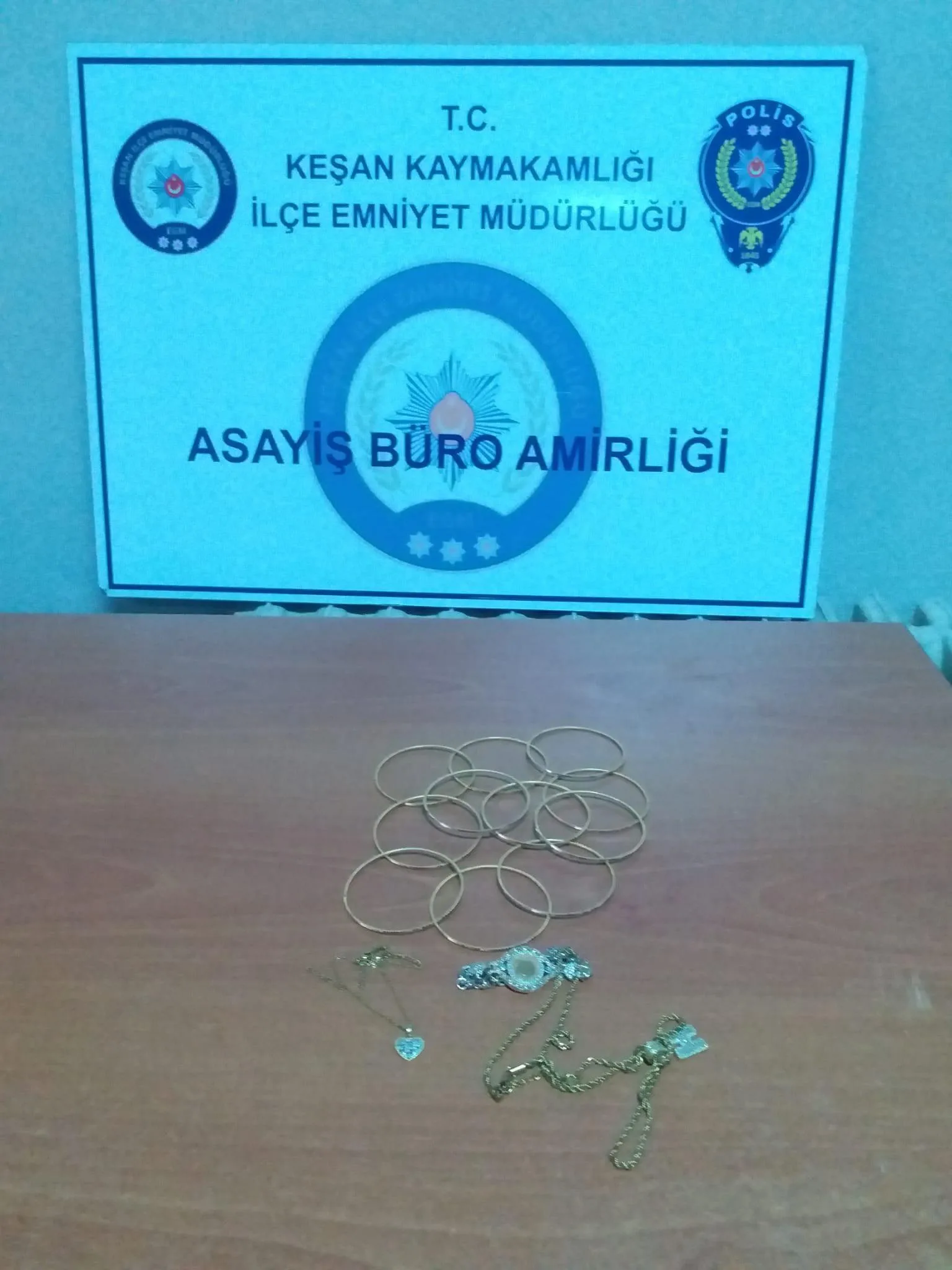 Düşük ayarlı bilezikleri kuyumcuya bozdurmak isterken yakalandı Düşük ayarlı bilezikleri kuyumcuya bozdurmak isterken yakalandı