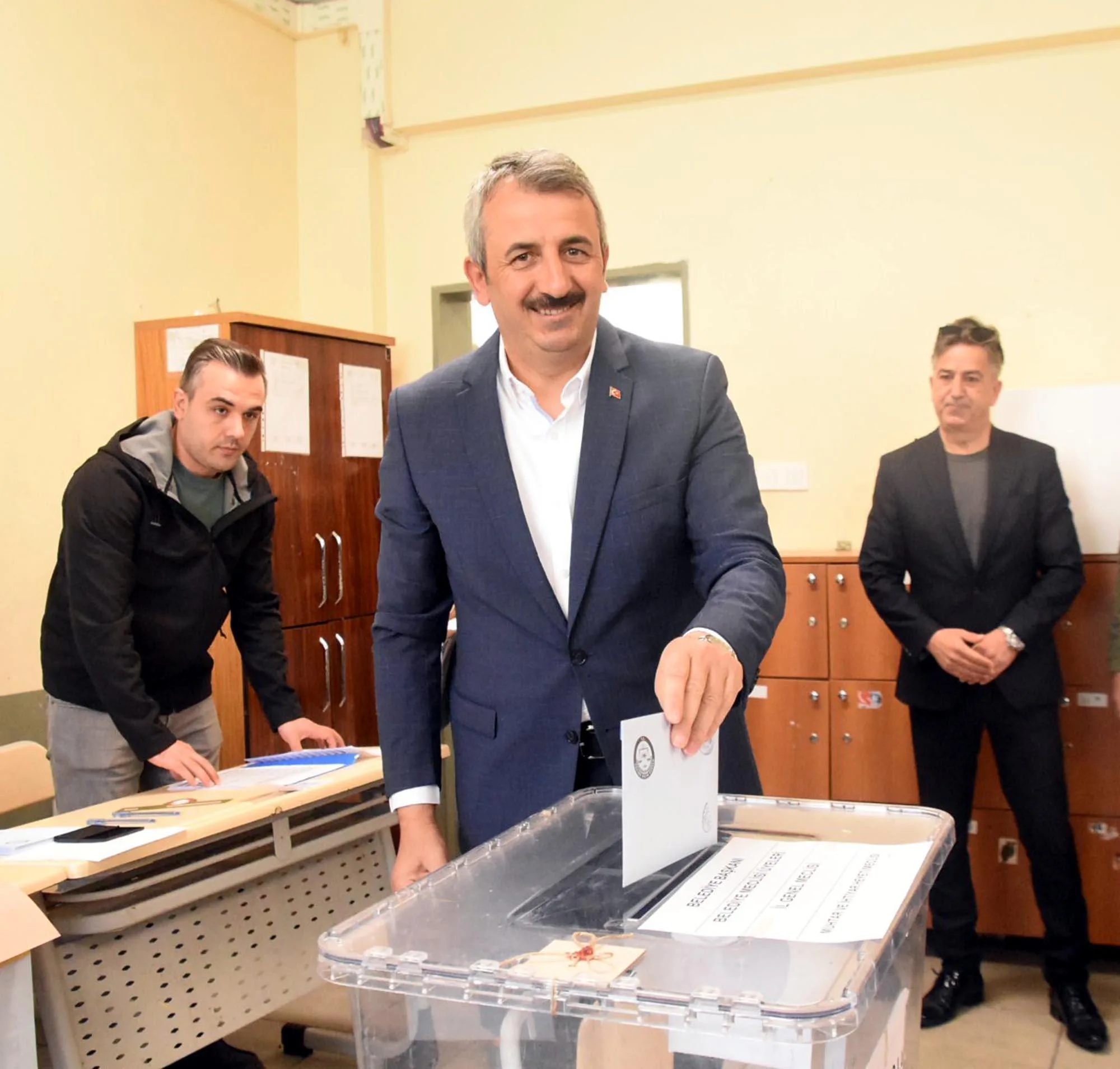 Edirne Valisi Sezer: Seçimler demokrasi şöleni şeklinde gerçekleşiyor Edirne Valisi Sezer: Seçimler demokrasi şöleni şeklinde gerçekleşiyor