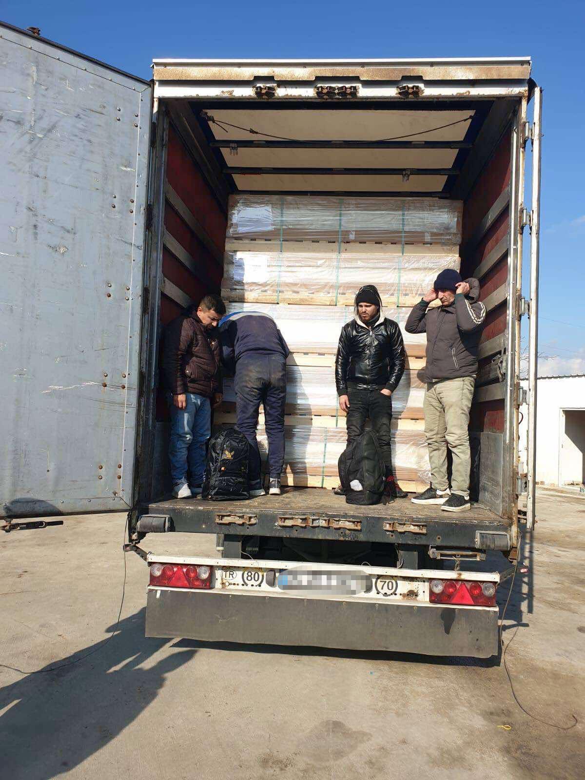 Edirne’de 1 haftada 232 kaçak göçmen ve 11 organizatör yakalandı Edirne’de 1 haftada 232 kaçak göçmen ve 11 organizatör yakalandı