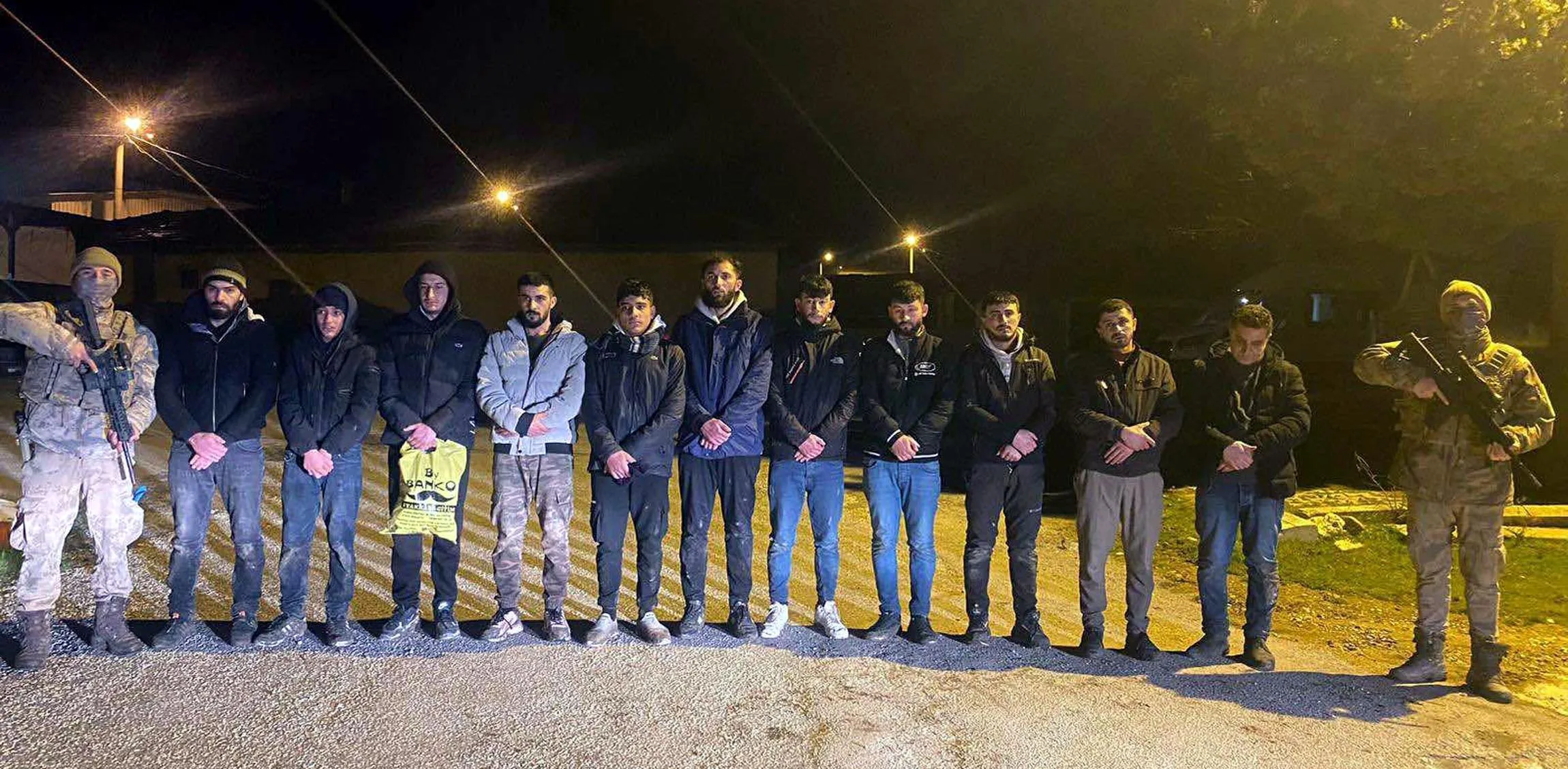 Edirne’de 11 kaçak göçmen ile 1 organizatör yakalandı Edirne’de 11 kaçak göçmen ile 1 organizatör yakalandı