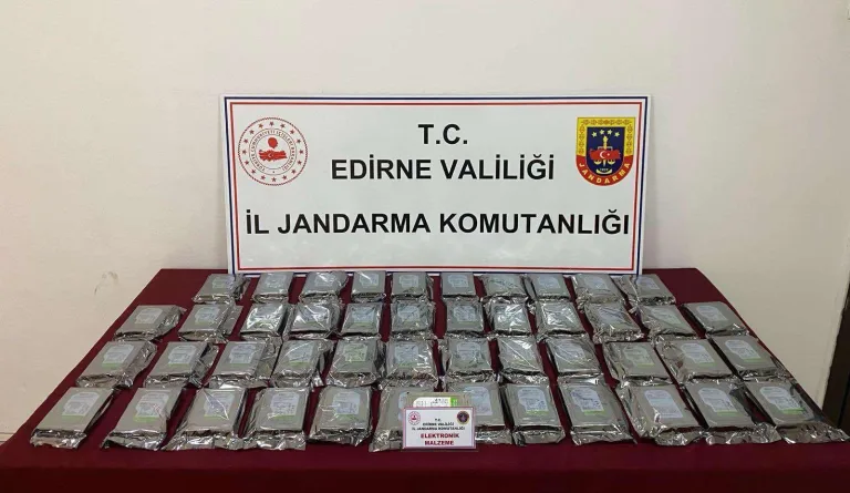 Edirne’de 2 araçta gümrük kaçağı 47 harddisk ele geçirildi
