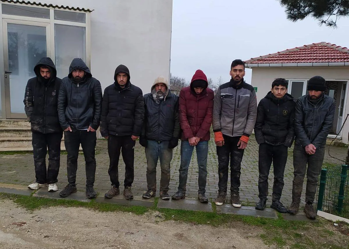 Edirne’de 8 kaçak göçmen ile 1 organizatör yakalandı Edirne’de 8 kaçak göçmen ile 1 organizatör yakalandı