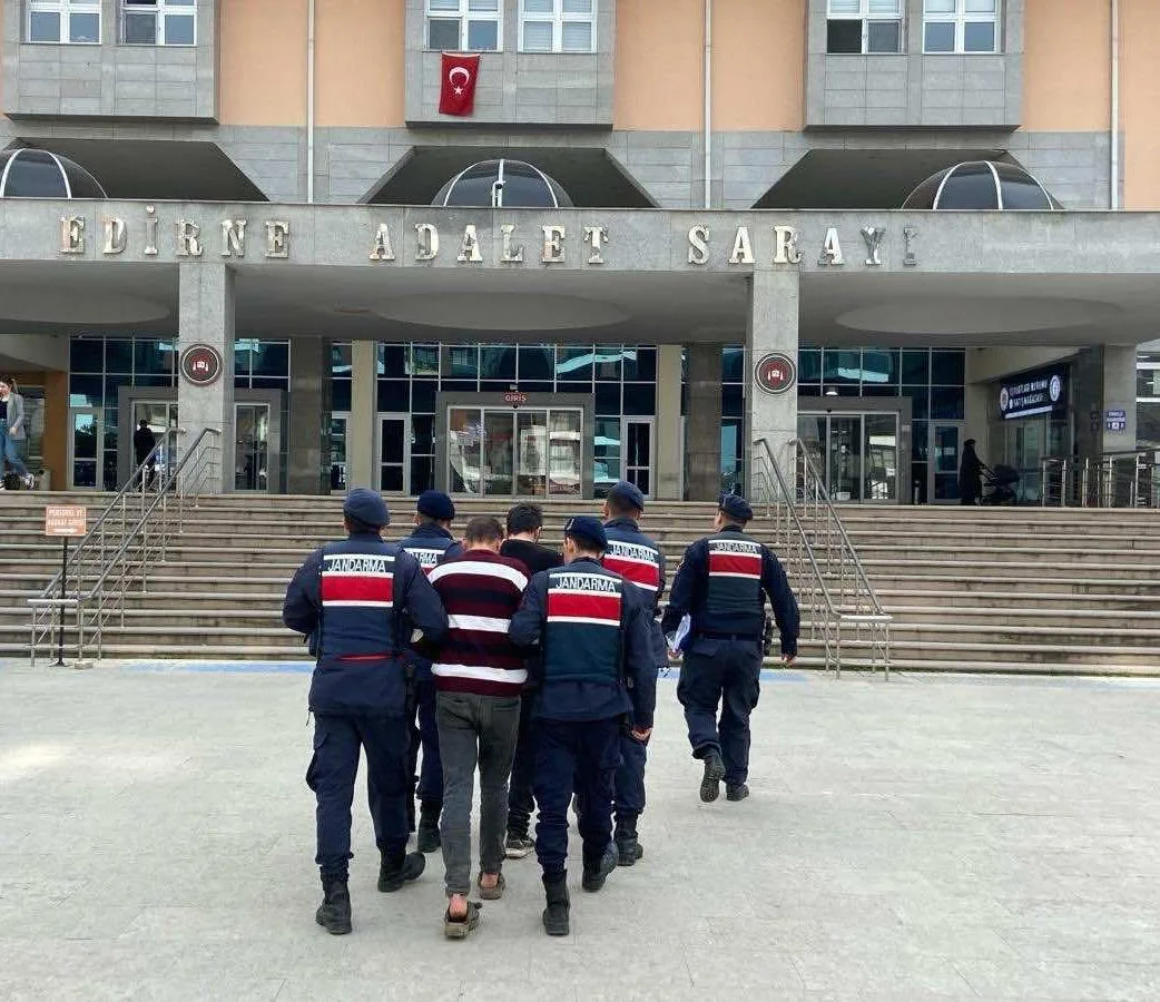 Edirne’de 8 yıl hapis cezasıyla aranan hükümlü sınırda yakalandı Edirne’de 8 yıl hapis cezasıyla aranan hükümlü sınırda yakalandı