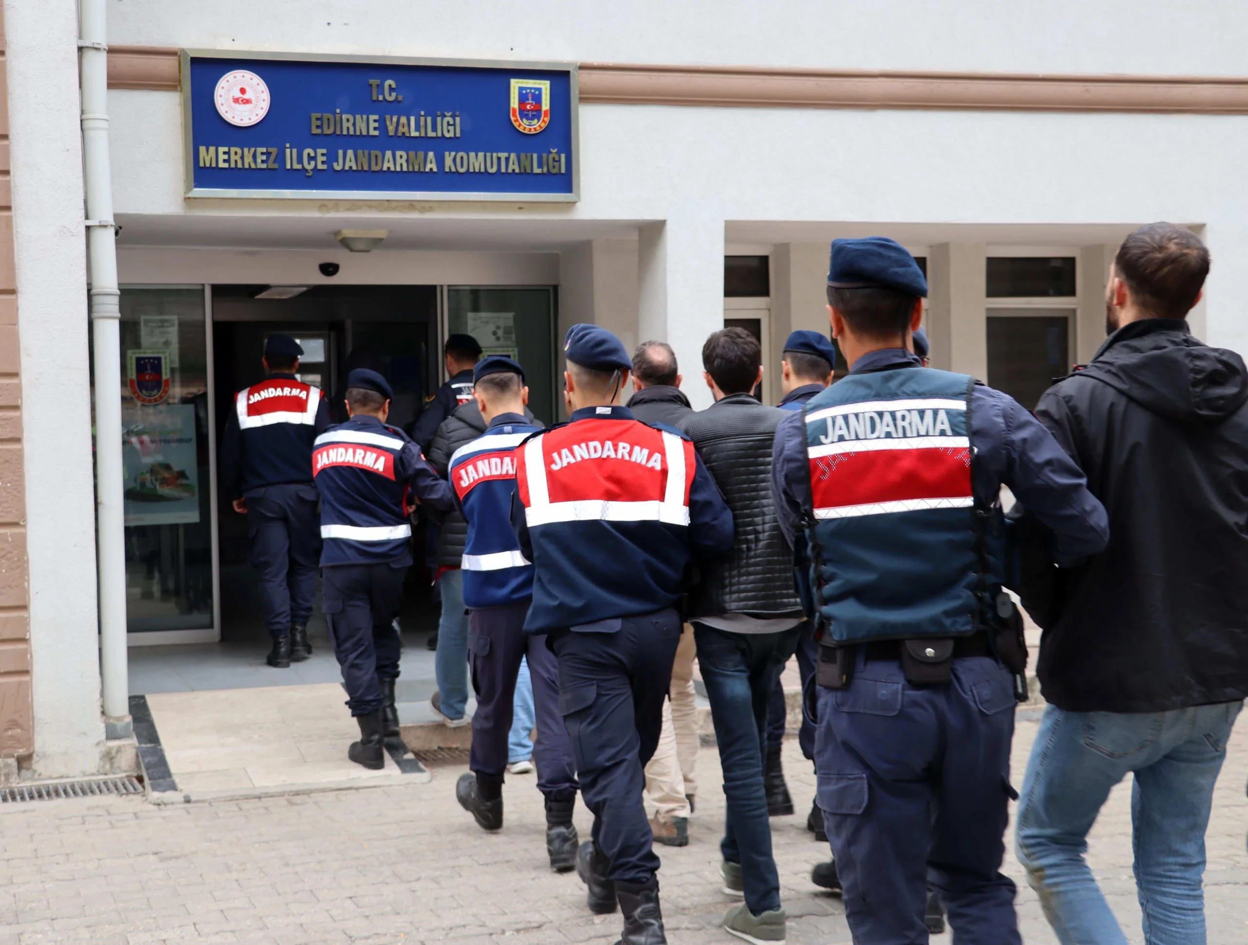 Edirne’de aranma kaydı olan 142 kişi yakalandı Edirne’de aranma kaydı olan 142 kişi yakalandı