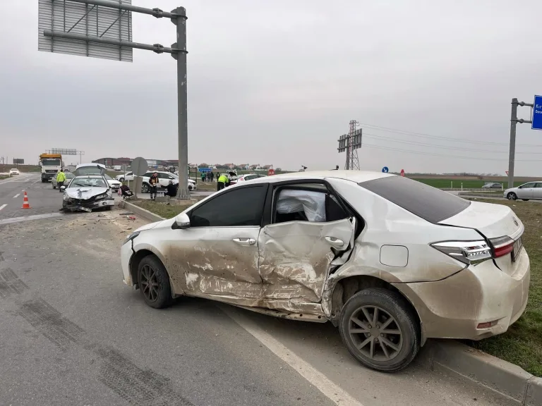 Edirne’de iki otomobil çarpıştı: 1’i çocuk 5 yaralı
