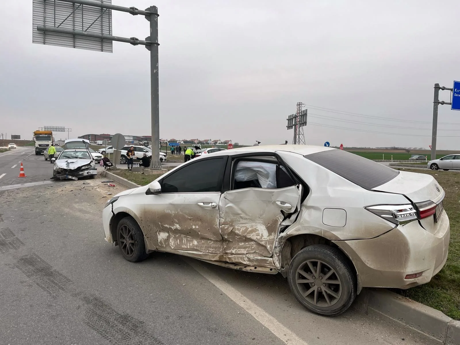 Edirne’de iki otomobil çarpıştı: 1’i çocuk 5 yaralı Edirne’de iki otomobil çarpıştı: 1’i çocuk 5 yaralı