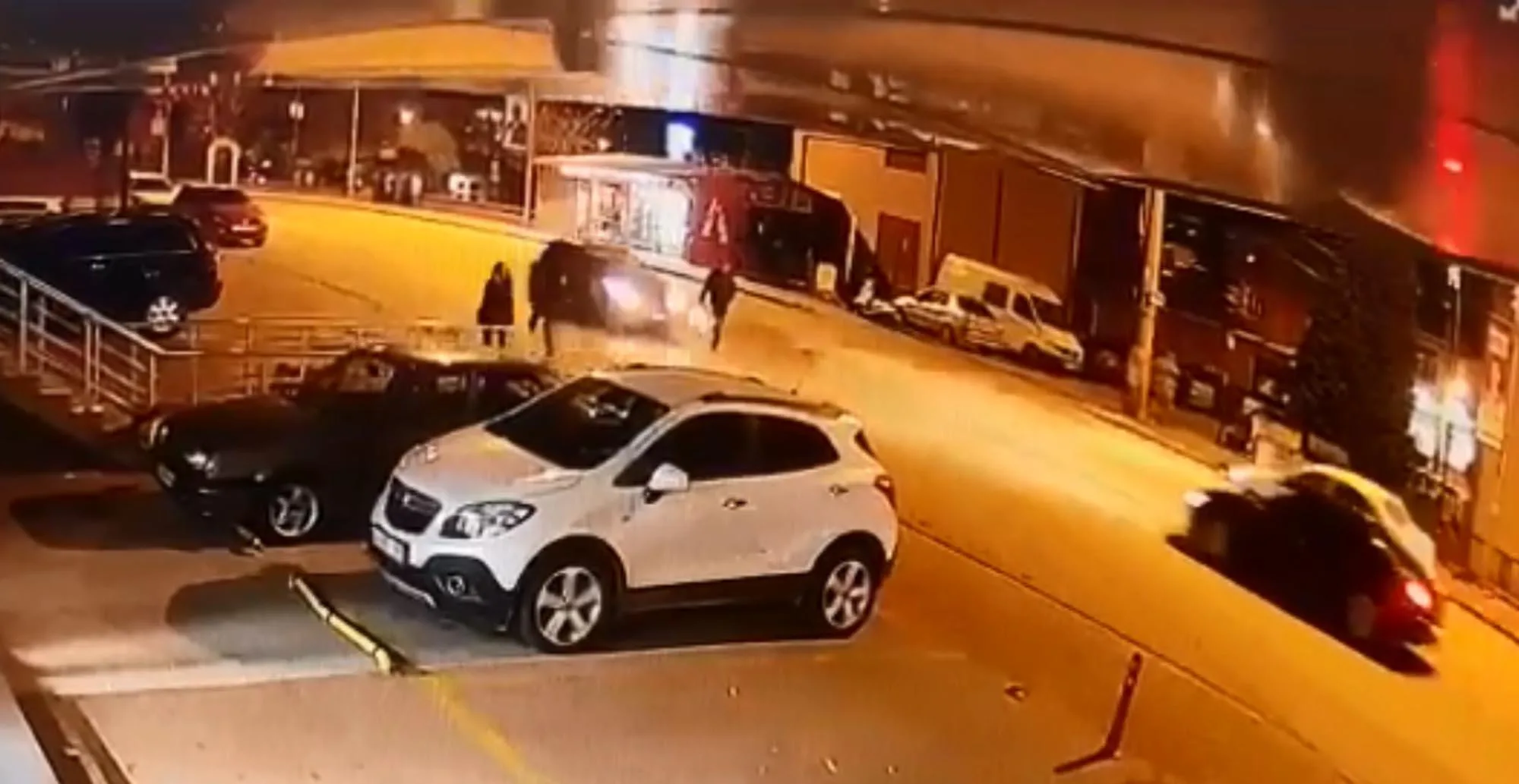 Edirne’de iki otomobilin yaptığı yaya ağır yaralandı; kaza anı kamerada Edirne’de iki otomobilin yaptığı yaya ağır yaralandı; kaza anı kamerada
