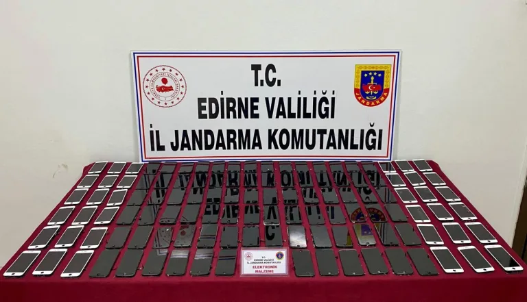 Edirne’de, kaçak 280 telefon ekranı ele geçirildi