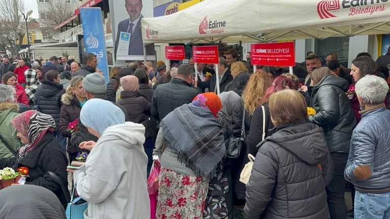 Edirne’de Kadınlar Günü’nde dağıtılan 10 bin çiçek yarım saatte tükendi