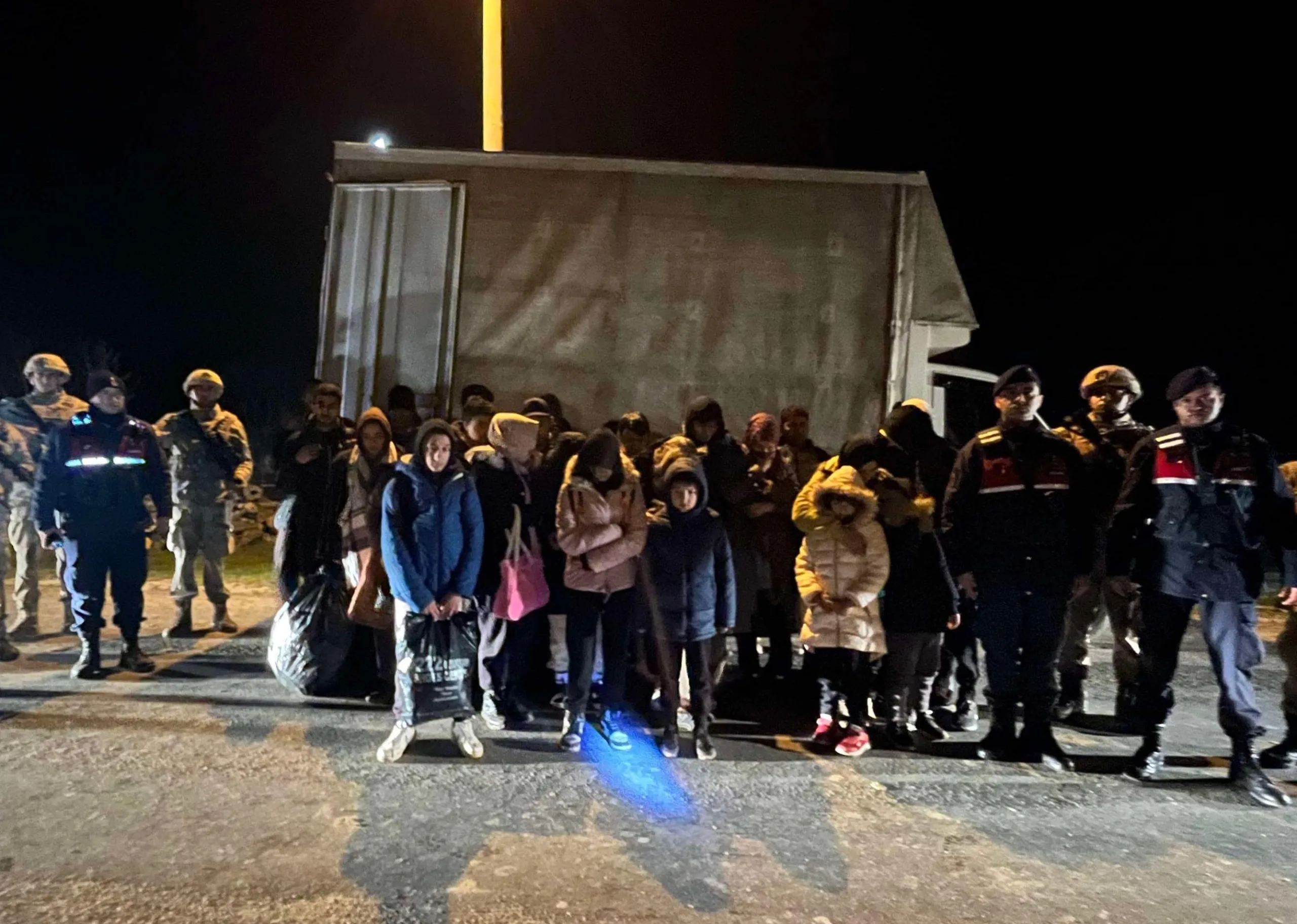 Edirne’de, kamyonette 29 kaçak göçmen yakalandı Edirne’de, kamyonette 29 kaçak göçmen yakalandı