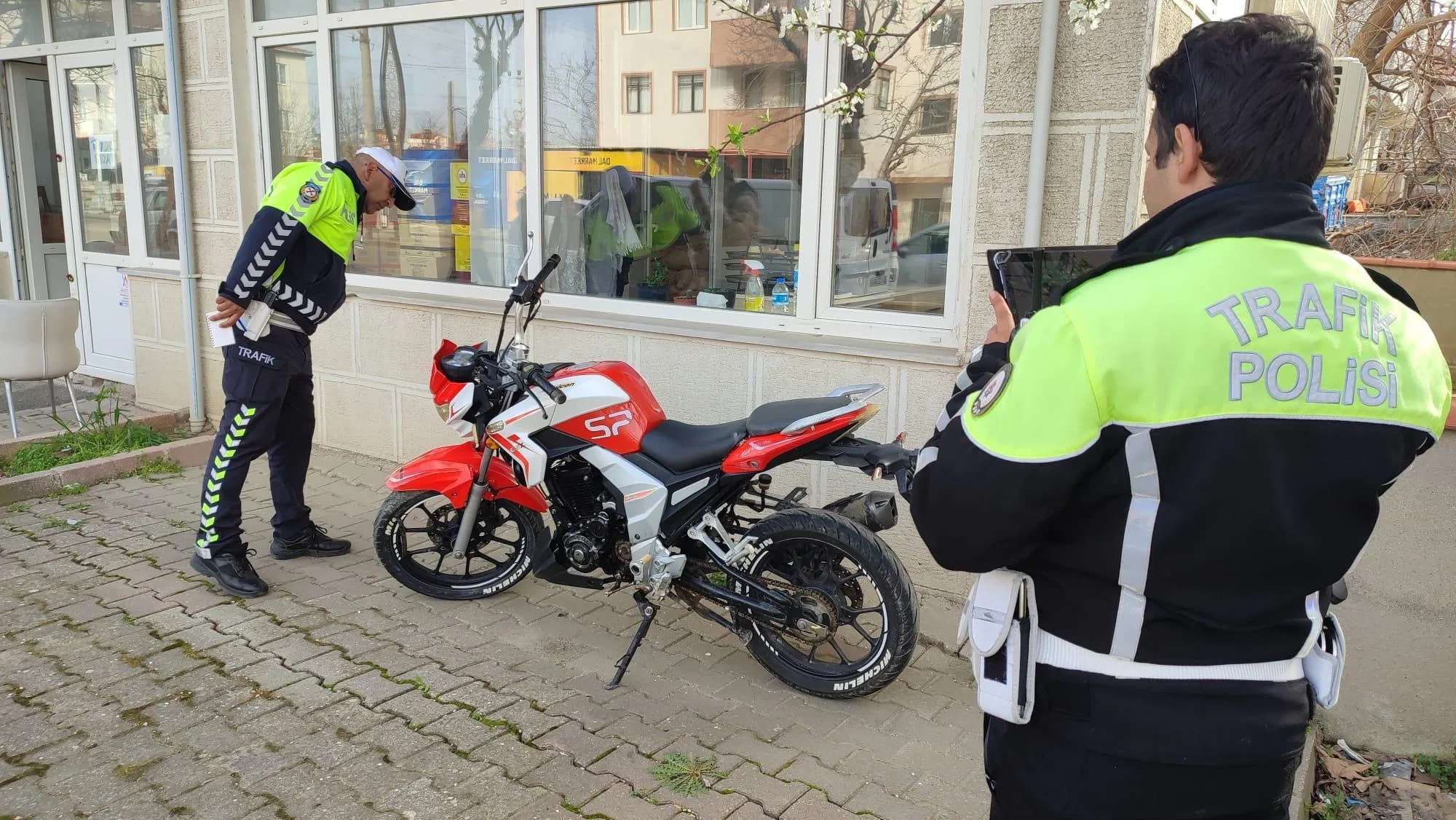 Edirne’de motosiklet devrildi; 2 yaralı Edirne’de motosiklet devrildi; 2 yaralı