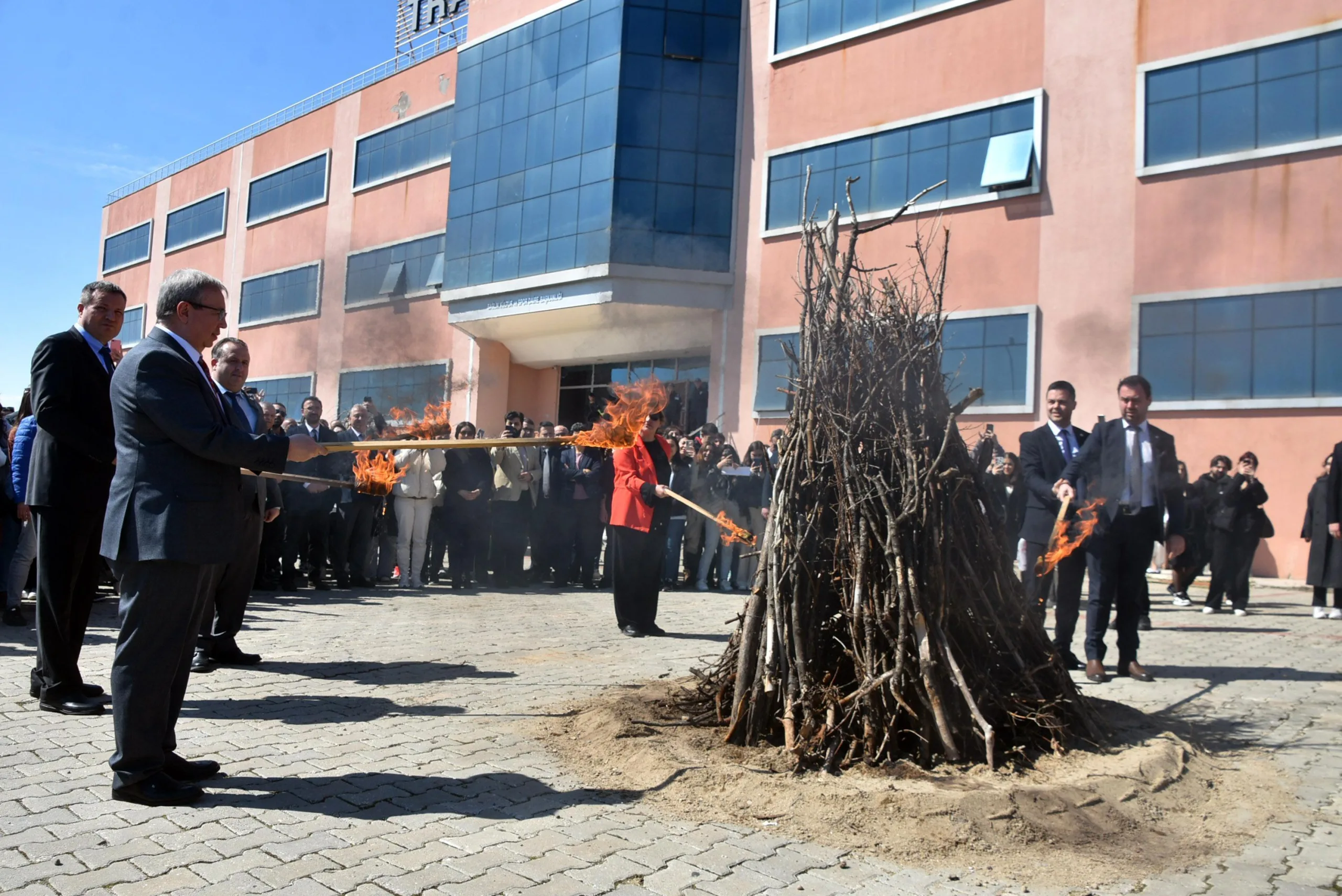 Edirne’de nevruz üniversitede kutlandı; ateş üzerinden atlayıp, yumurta tokuşturdular Edirne’de nevruz üniversitede kutlandı; ateş üzerinden atlayıp, yumurta tokuşturdular