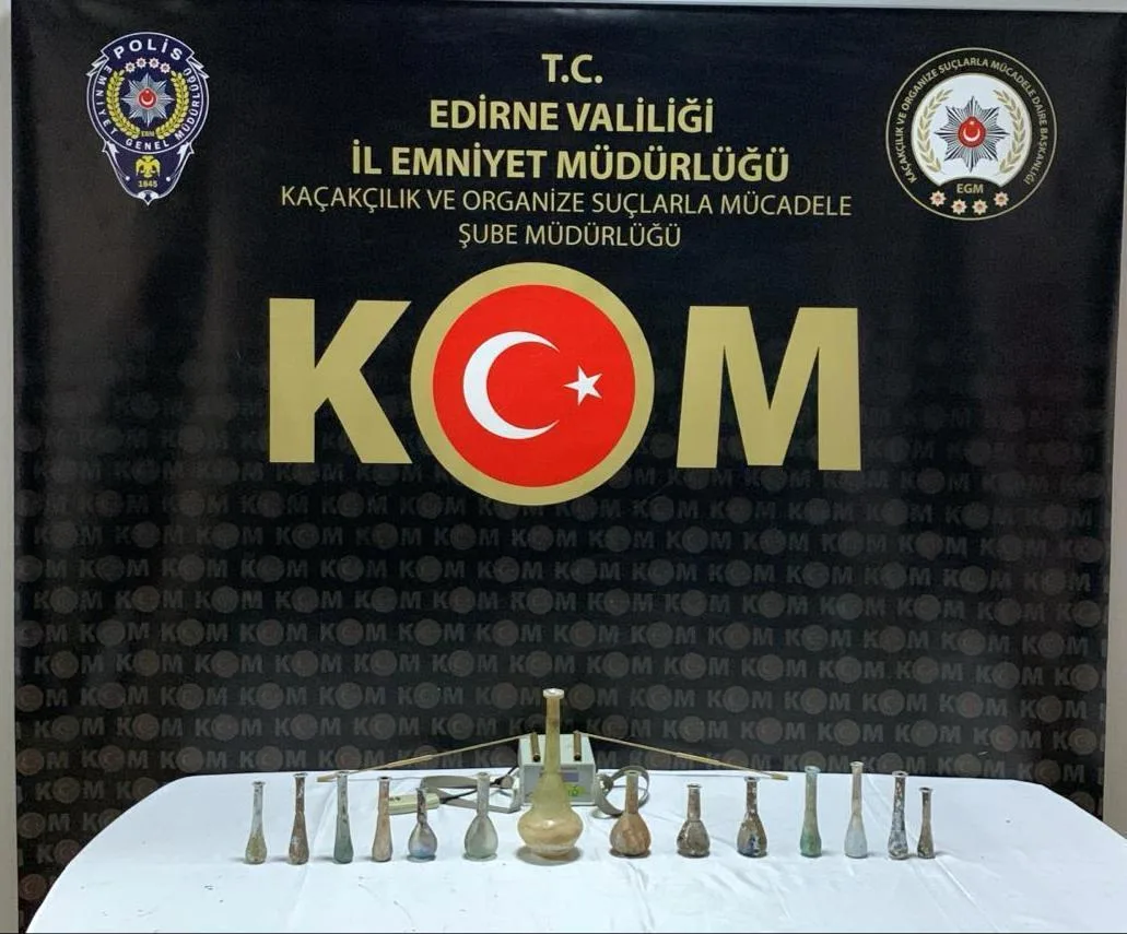 Edirne’de Roma dönemine ait 14 cam obje ele geçirildi Edirne’de Roma dönemine ait 14 cam obje ele geçirildi