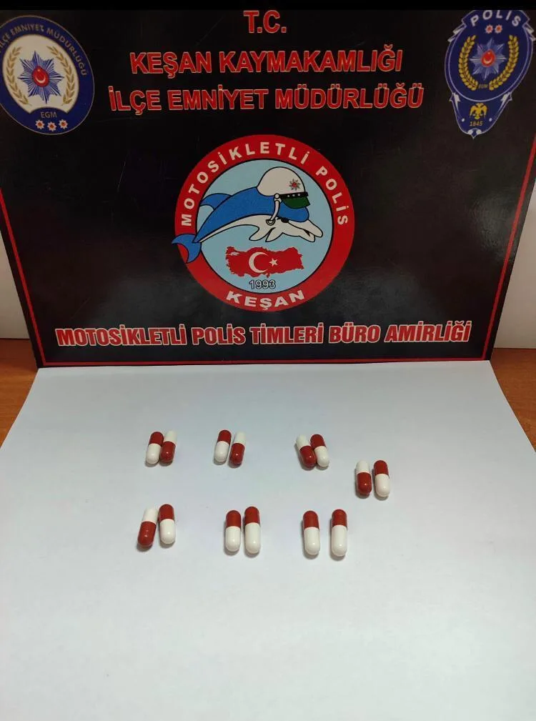 Edirne’de uyuşturucu haplarla yakalanan şüpheliye gözaltı Edirne’de uyuşturucu haplarla yakalanan şüpheliye gözaltı