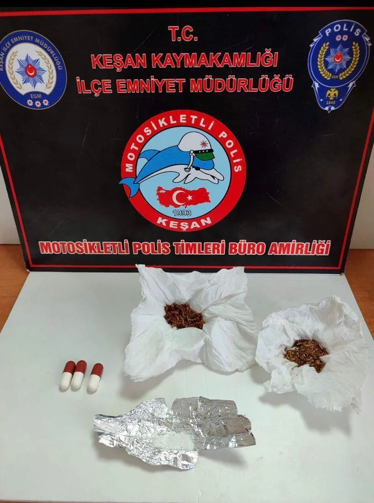 Edirne’de uyuşturucuyla yakalanan 3 şüpheliye gözaltı Edirne’de uyuşturucuyla yakalanan 3 şüpheliye gözaltı