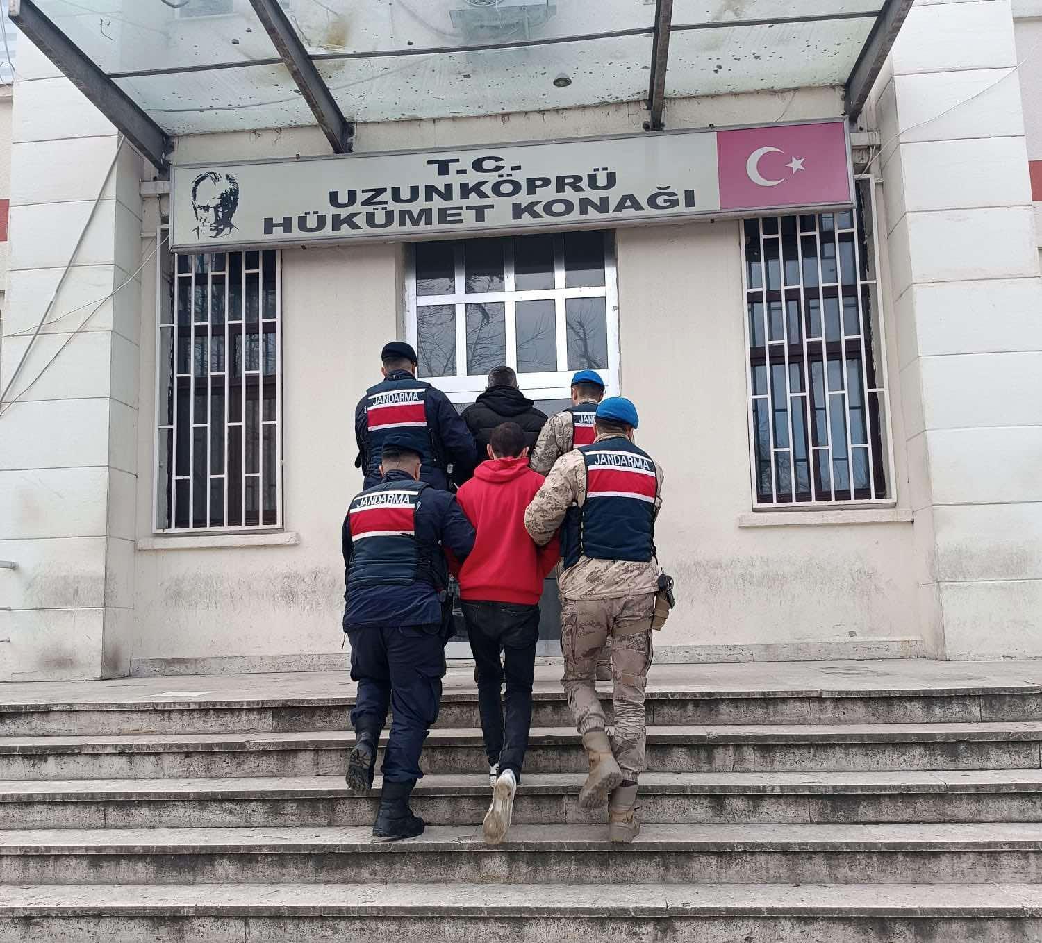 Edirne’de, Yunanistan’a kaçarken yakalanan şüpheli ile 2 insan kaçakçısı tutuklandı Edirne’de, Yunanistan’a kaçarken yakalanan şüpheli ile 2 insan kaçakçısı tutuklandı