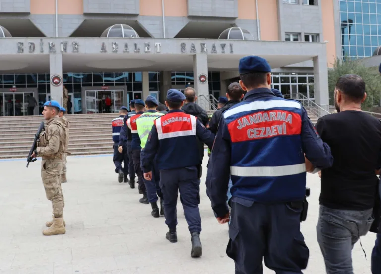 Edirne’de yurt dışına kaçmaya çalışan 14 terör şüphelisi yakalandı