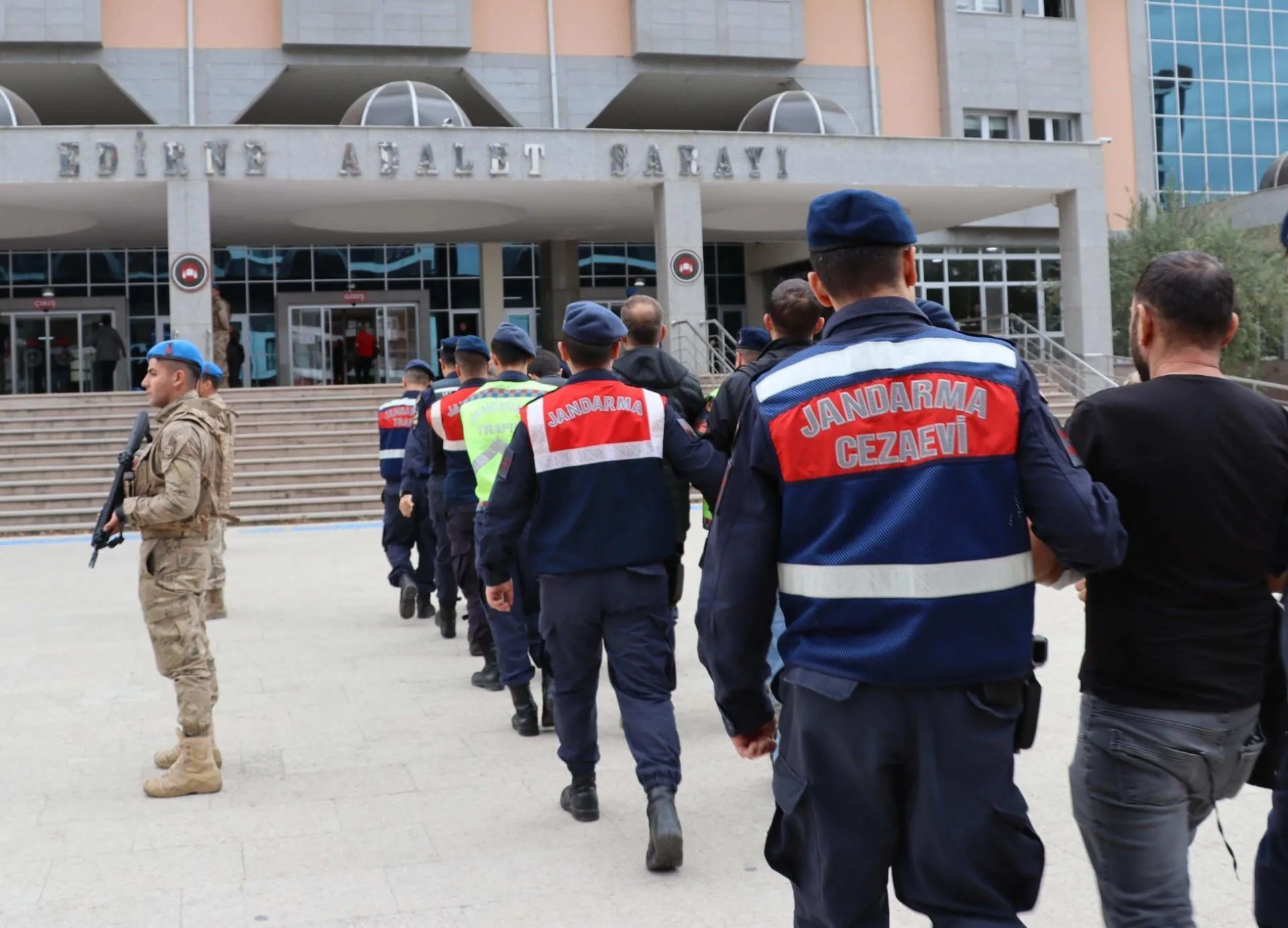 Edirne’de yurt dışına kaçmaya çalışan 14 terör şüphelisi yakalandı Edirne’de yurt dışına kaçmaya çalışan 14 terör şüphelisi yakalandı