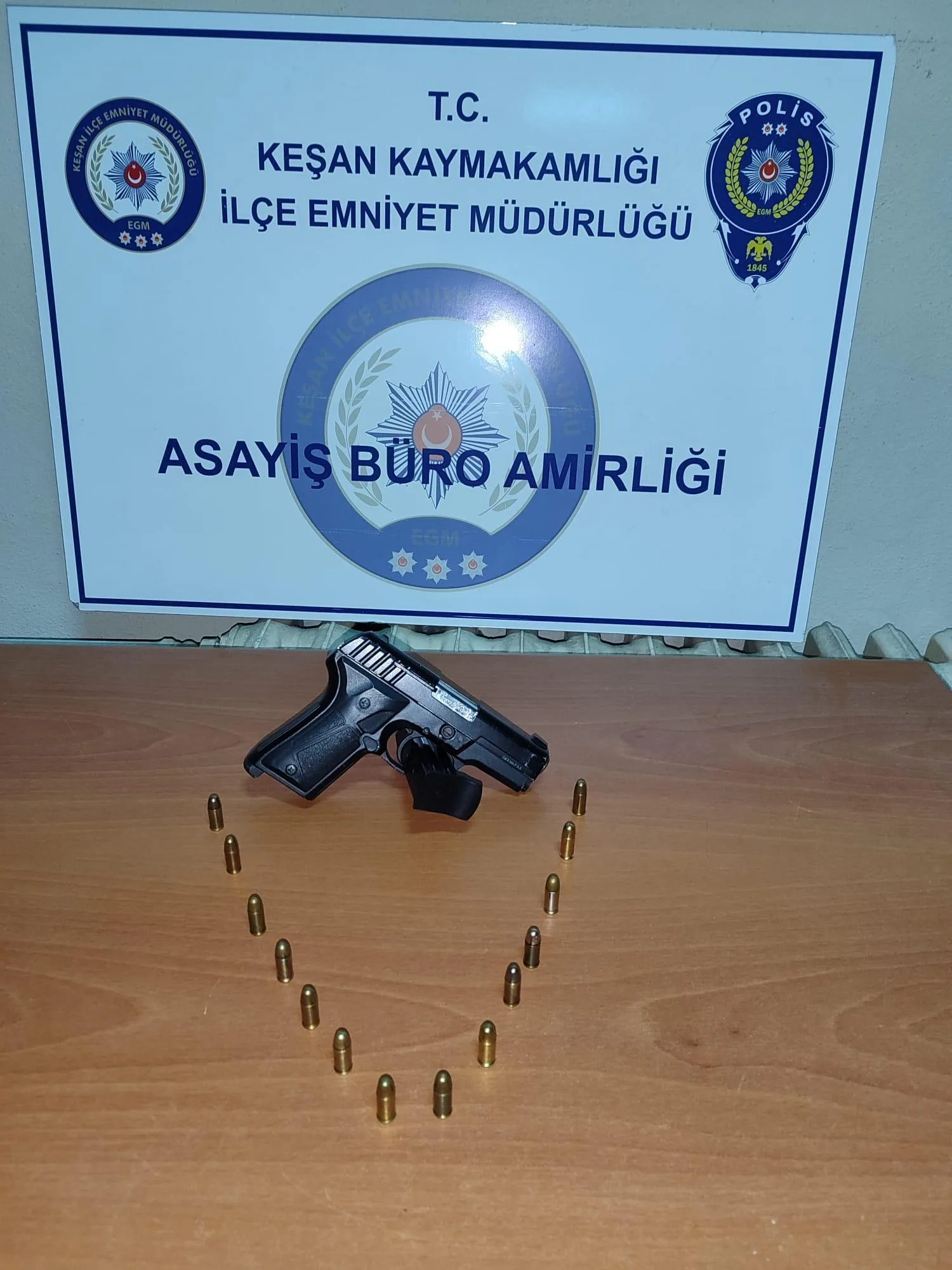 Eğlence mekanı önünde ruhsatsız tabancayla yakalandı Eğlence mekanı önünde ruhsatsız tabancayla yakalandı