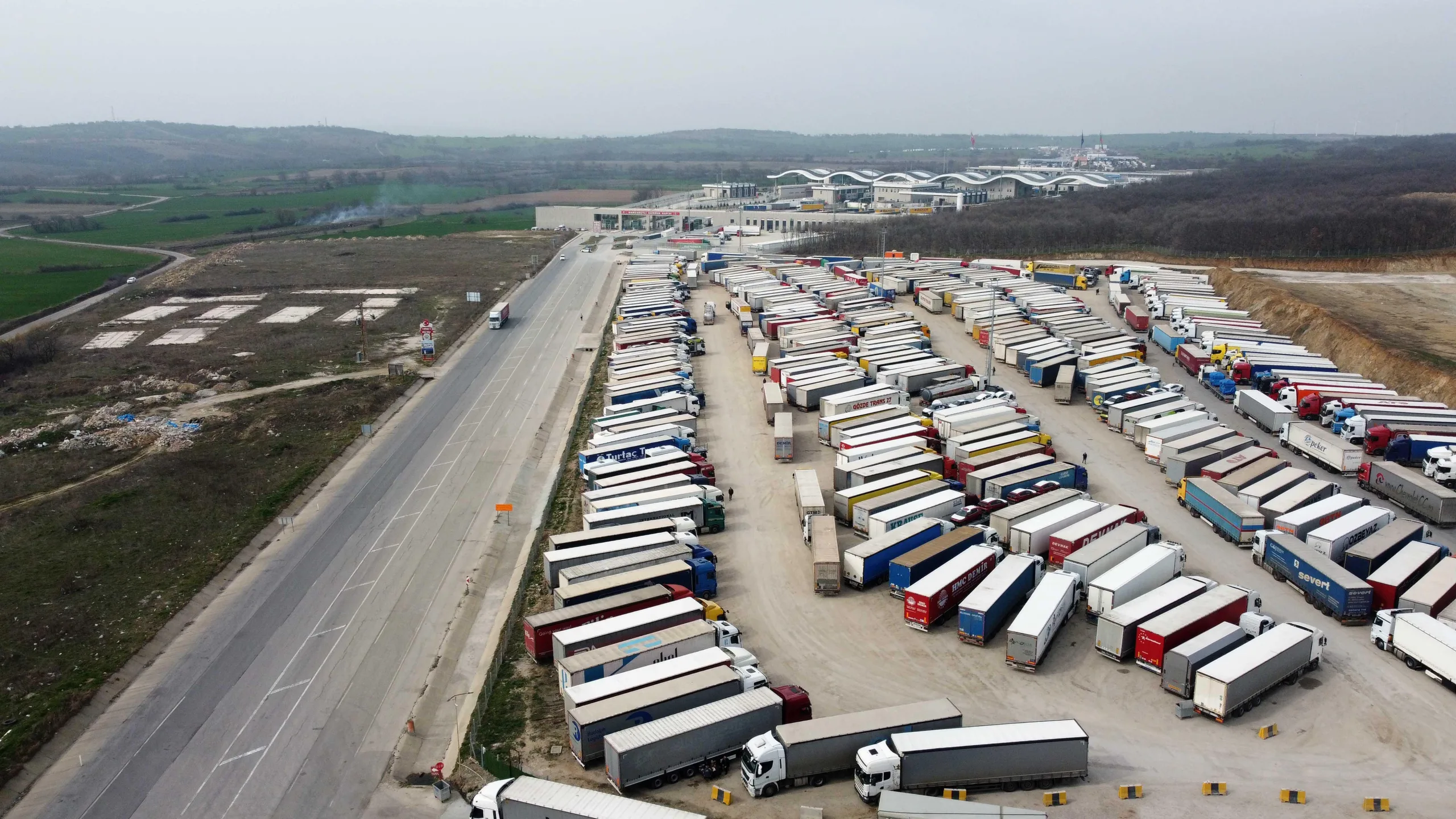 Hamzabeyli Sınır Kapısı’na 700 TIR kapasiteli yeni park yapılıyor Hamzabeyli Sınır Kapısı’na 700 TIR kapasiteli yeni park yapılıyor