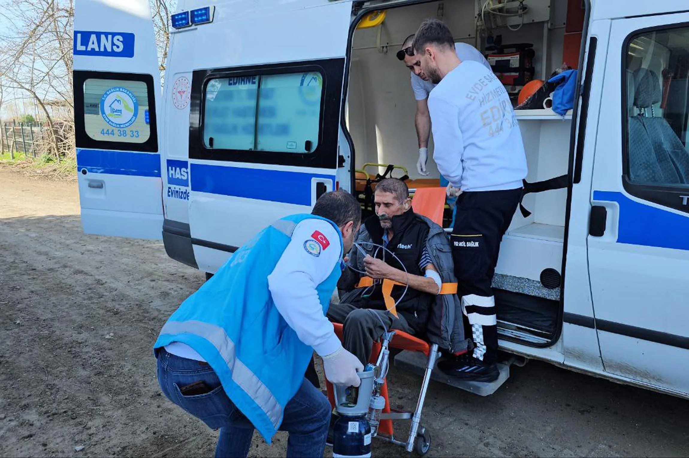 Hastaneden ambulansla götürüldüğü köyde oyunu kullandı Hastaneden ambulansla götürüldüğü köyde oyunu kullandı