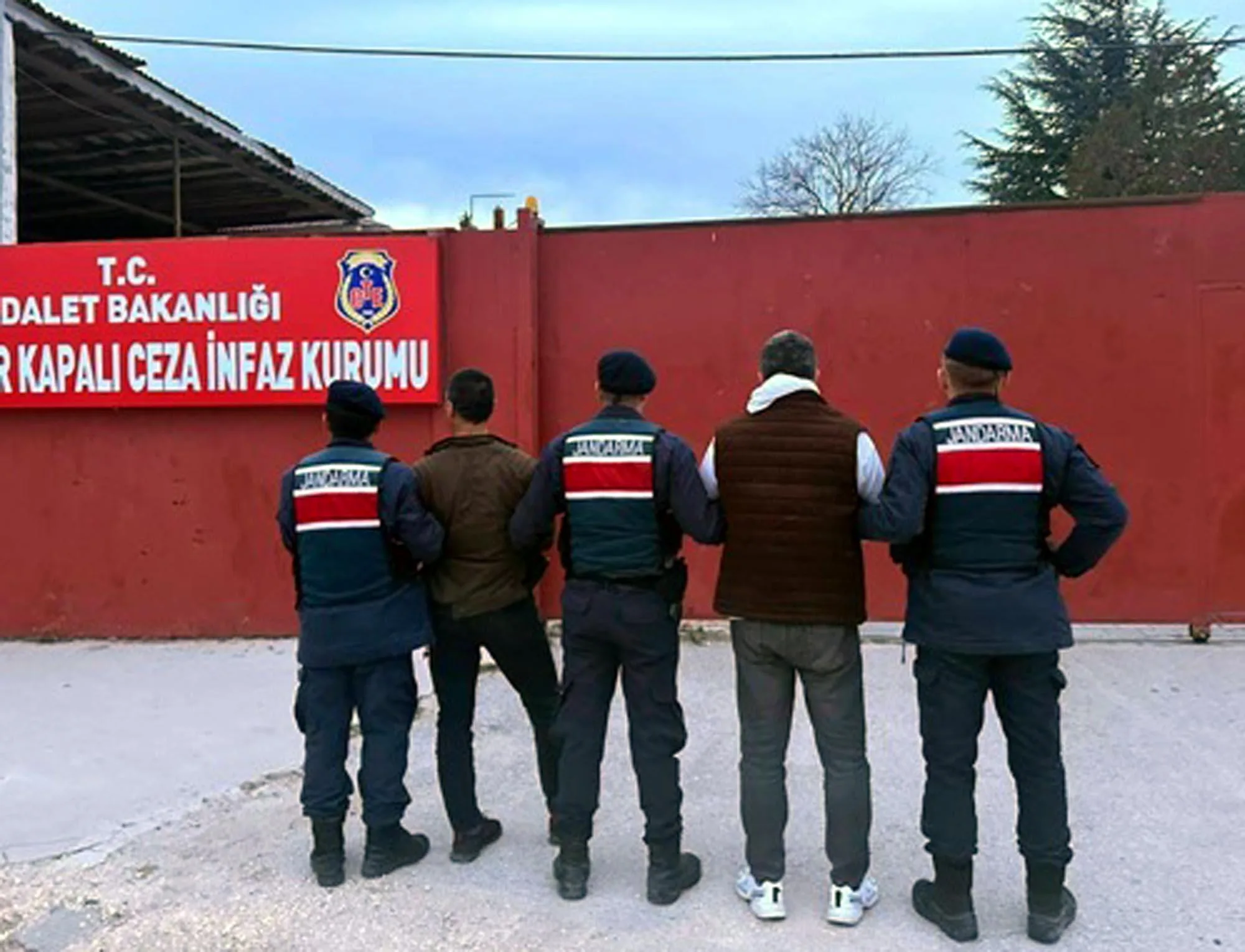 Kendilerini polis ve jandarma olarak tanıtan 2 dolandırıcılık şüphelisi tutuklandı Kendilerini polis ve jandarma olarak tanıtan 2 dolandırıcılık şüphelisi tutuklandı