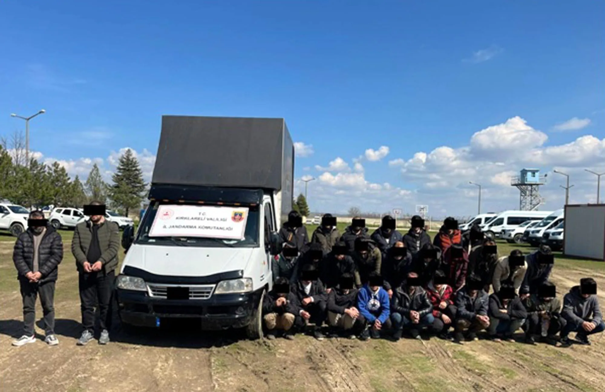 Kırklareli’de 111 düzensiz göçmen yakalandı; 4 organizatör tutuklandı Kırklareli’de 111 düzensiz göçmen yakalandı; 4 organizatör tutuklandı