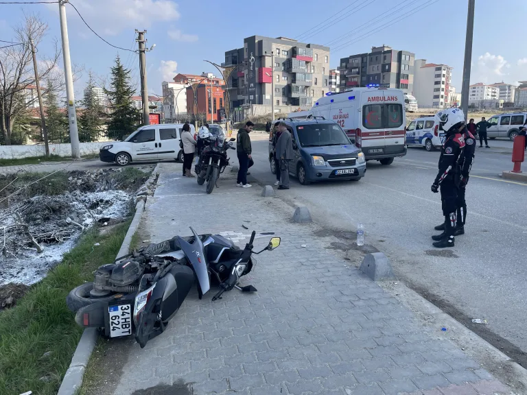 Motosiklet ile hafif ticari araç çarpıştı; 1’i ağır 2 liseli yaralı