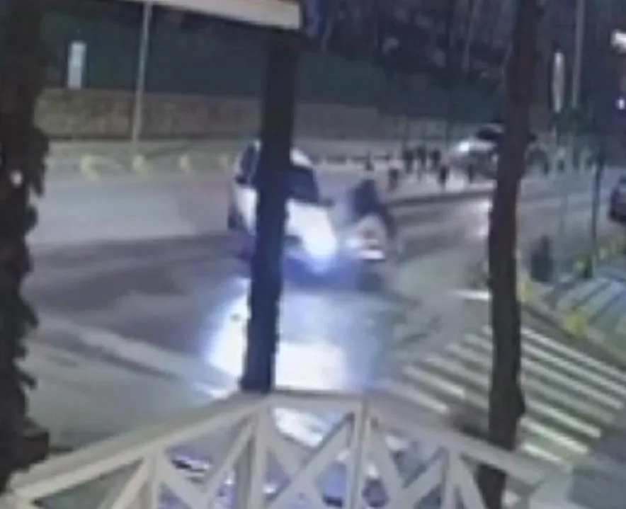 Otomobile çarpan motosikletteki 2 kişi yaralandı; kaza kamerada Otomobile çarpan motosikletteki 2 kişi yaralandı; kaza kamerada