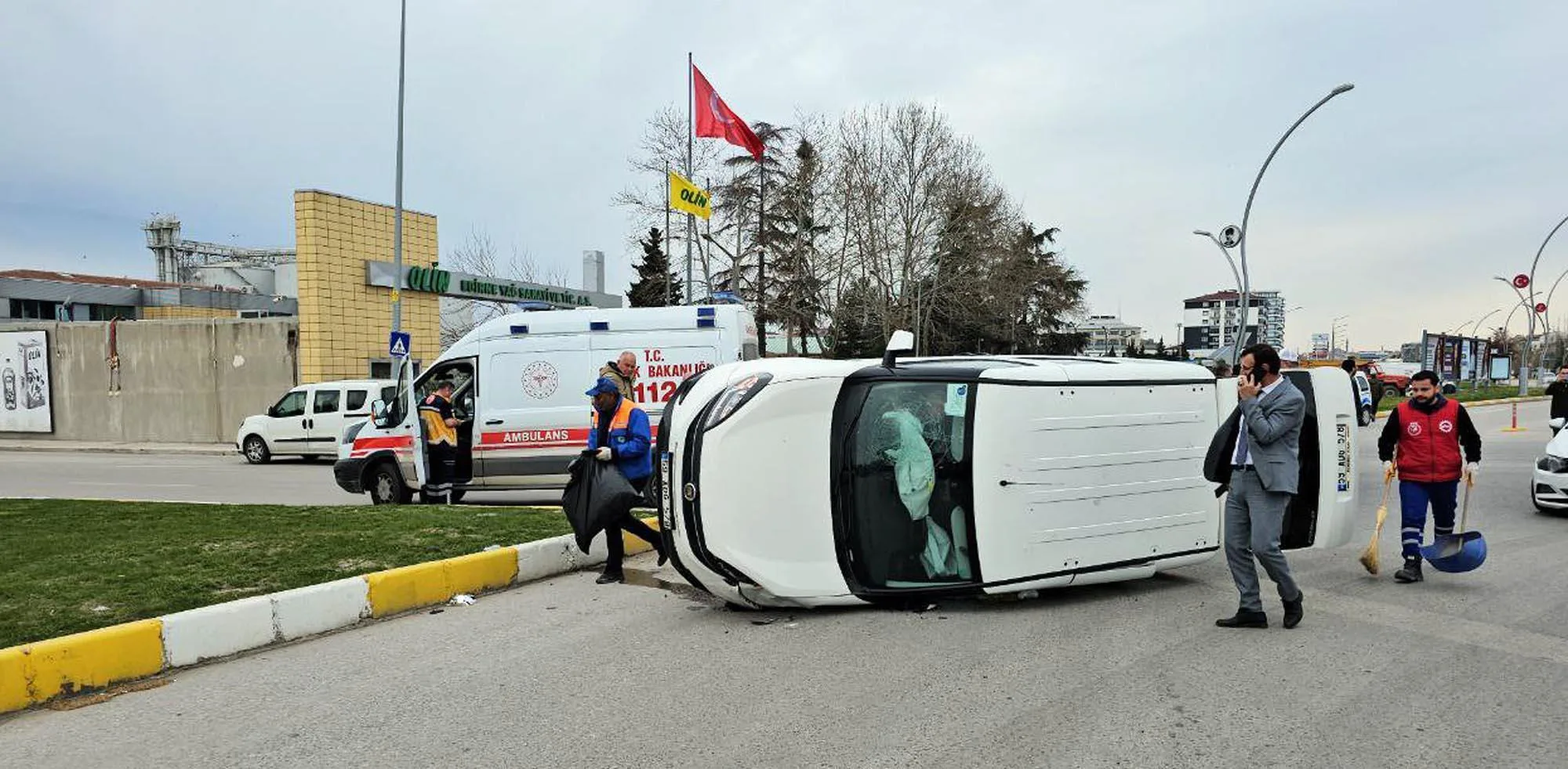 Otomobille çarpışan ticari aracın sürücüsü yaralandı Otomobille çarpışan ticari aracın sürücüsü yaralandı