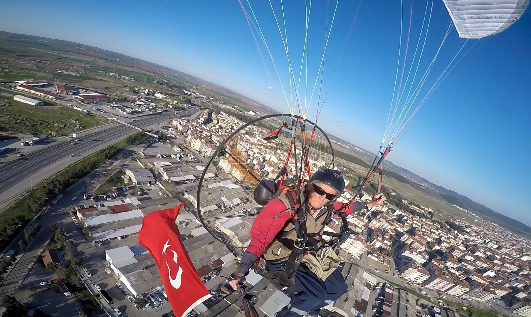 Paramotorla ‘Çanakkale şehitleri’ anısına saygı uçuşu yaptı Paramotorla ‘Çanakkale şehitleri’ anısına saygı uçuşu yaptı