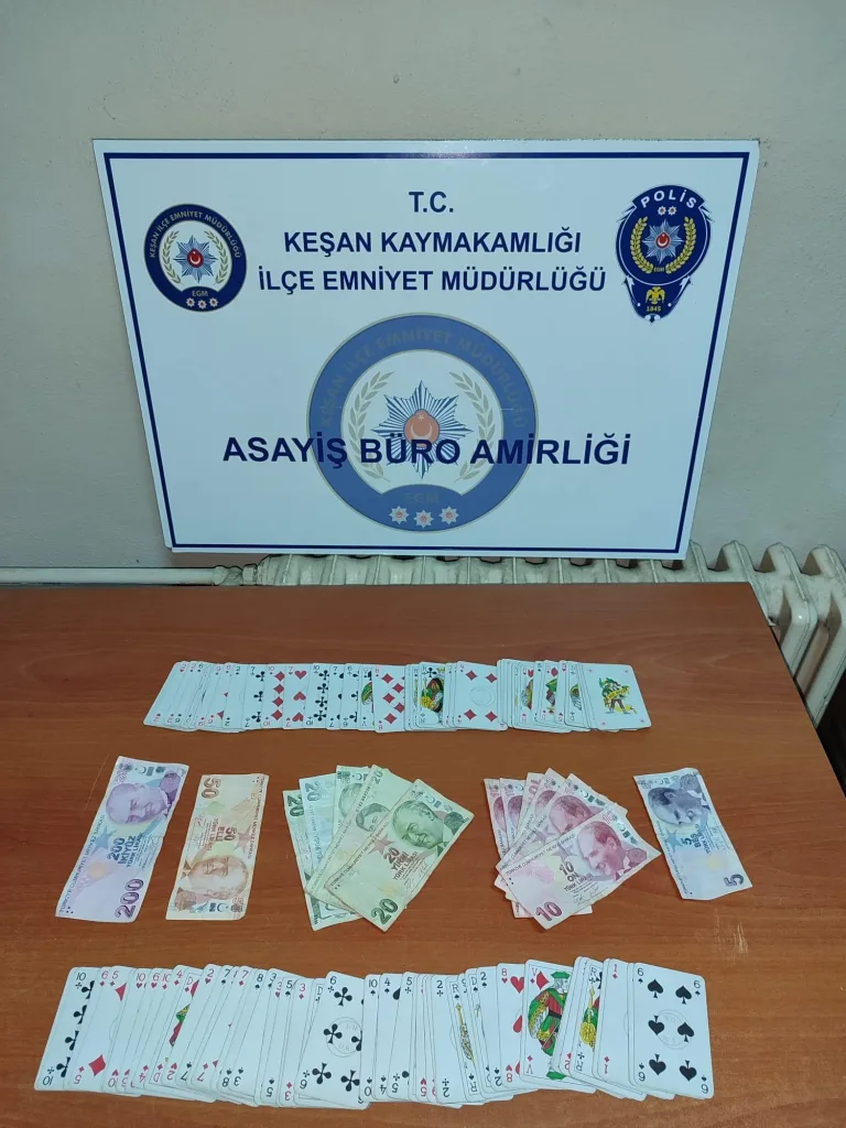 Ruhsatsız kıraathanede kumar oynayan 4 kişiye 25 bin 700 lira ceza