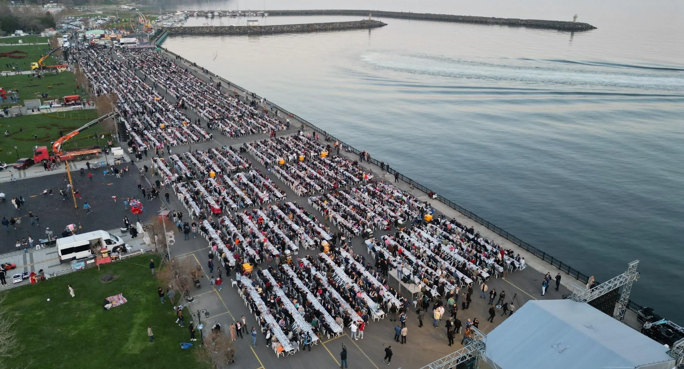 Tekirdağ’da 10 bin kişilik iftar Tekirdağ’da 10 bin kişilik iftar