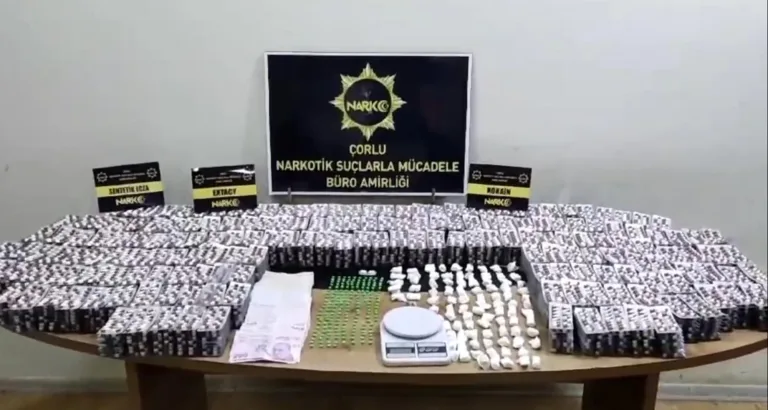 Çatıya, Tuğla Altı ve Çoraplara Gizlenen Binlerce Uyuşturucu Hap Ele Geçirildi
