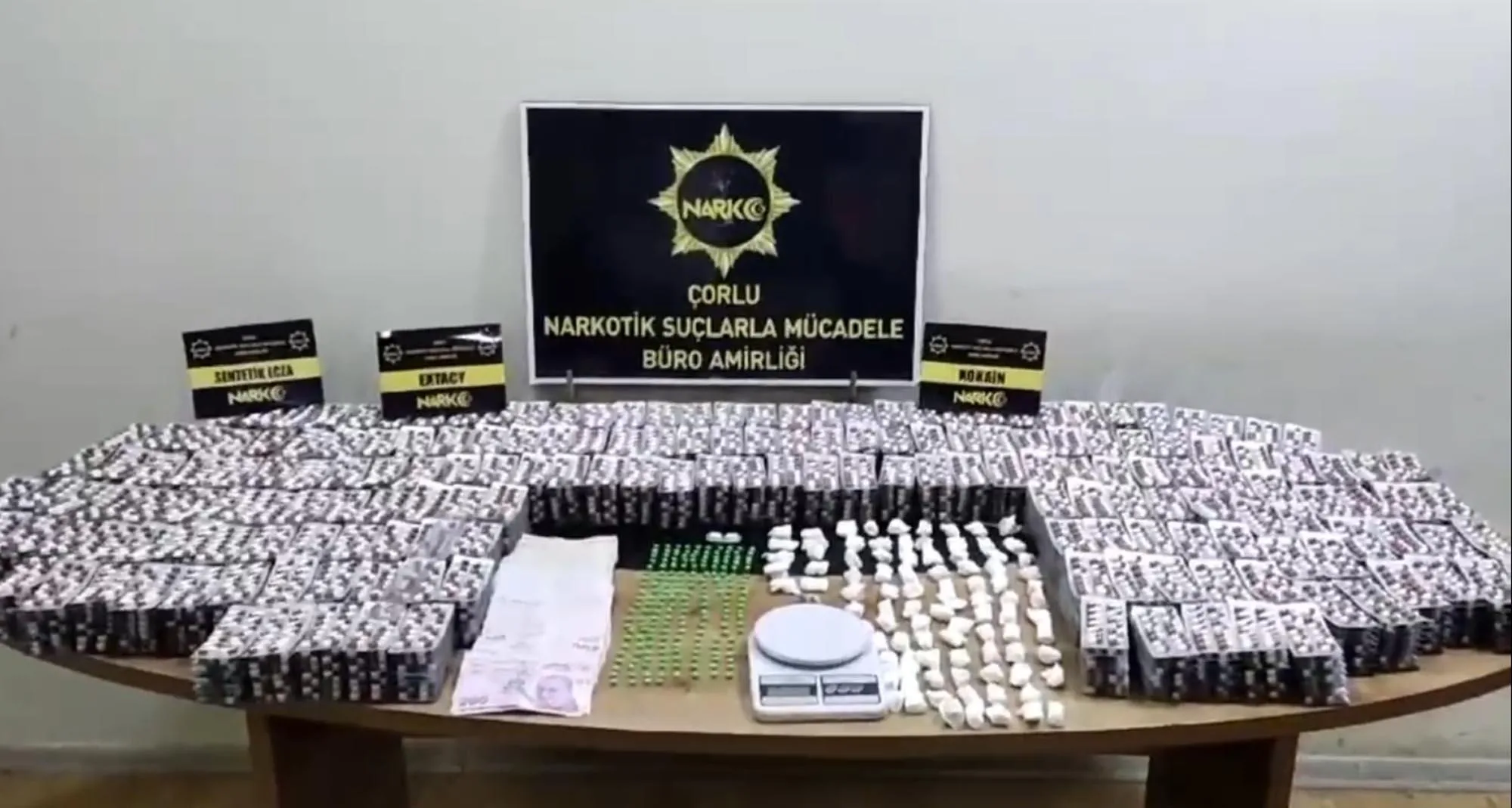 Çatıya, Tuğla Altı ve Çoraplara Gizlenen Binlerce Uyuşturucu Hap Ele Geçirildi Çatıya, Tuğla Altı ve Çoraplara Gizlenen Binlerce Uyuşturucu Hap Ele Geçirildi