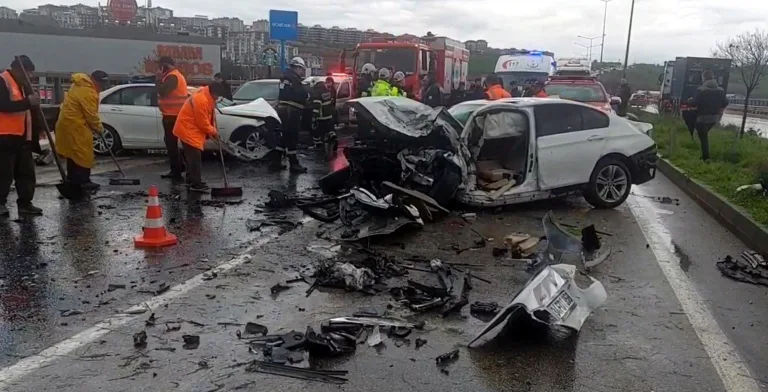 İki Otomobil Kafa Kafaya Çarpıştı: 1 Ölü, 2 Yaralı