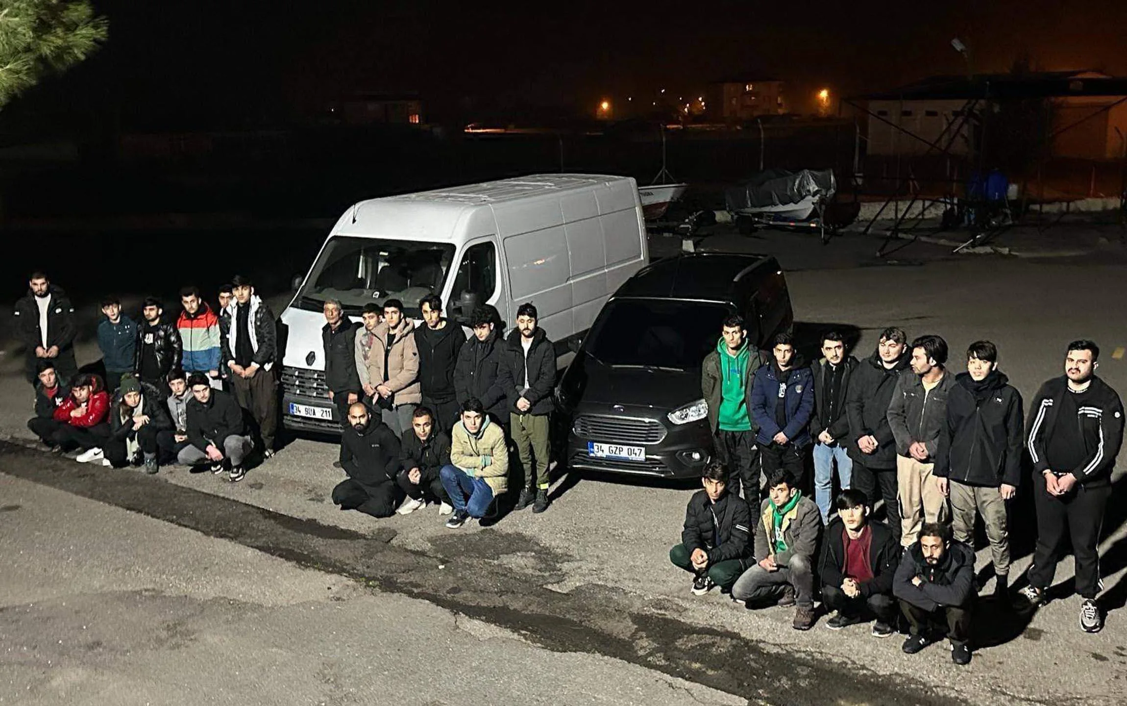 Kamyonetten 29 Kaçak Göçmen Çıktı Kamyonetten 29 Kaçak Göçmen Çıktı
