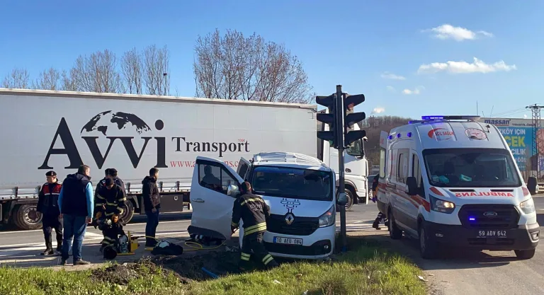 TIR, Işıkta Bekleyen Minibüse Çarptı: 1’i Ağır 5 Yaralı