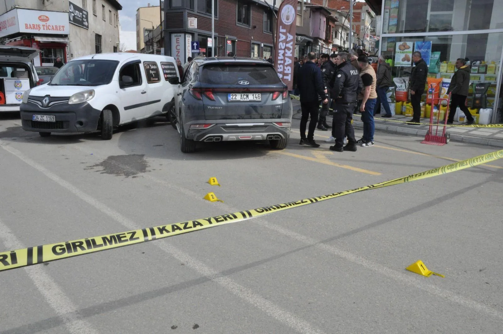 Trafik kazası sonra çıkan tartışma silahlı kavgaya dönüştü; 1 yaralı Trafik kazası sonra çıkan tartışma silahlı kavgaya dönüştü; 1 yaralı